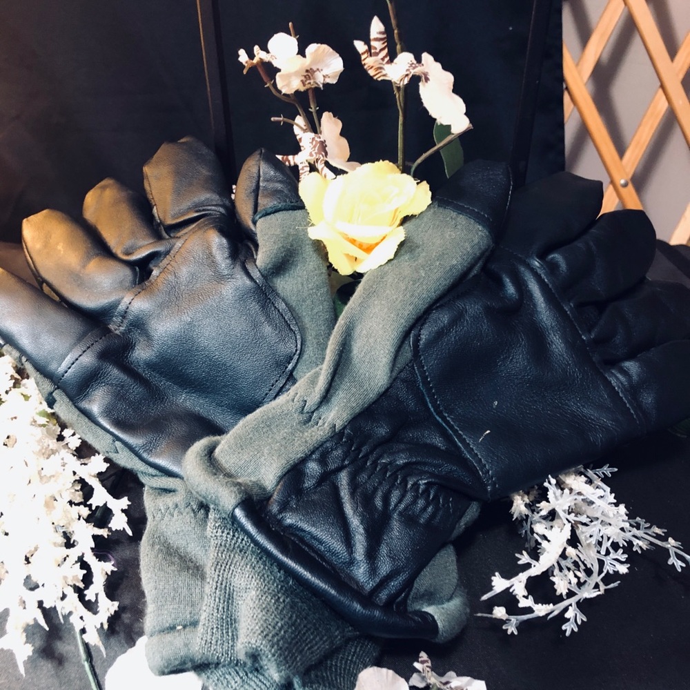 HUE Charcoal Knit Gloves